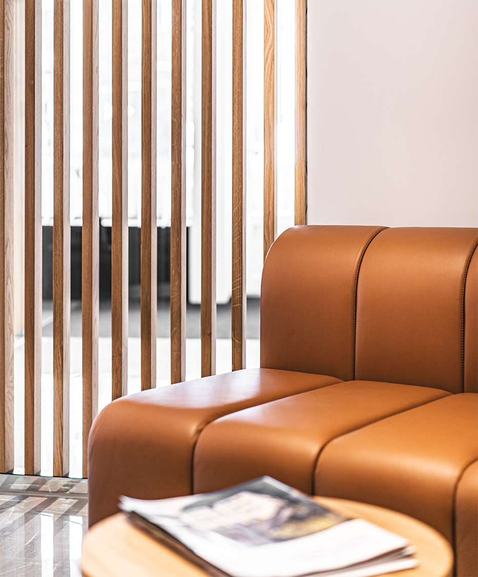 Individuelle Leder Sofa in Modulbauweise hinter Holzlamellen Sichtschutz