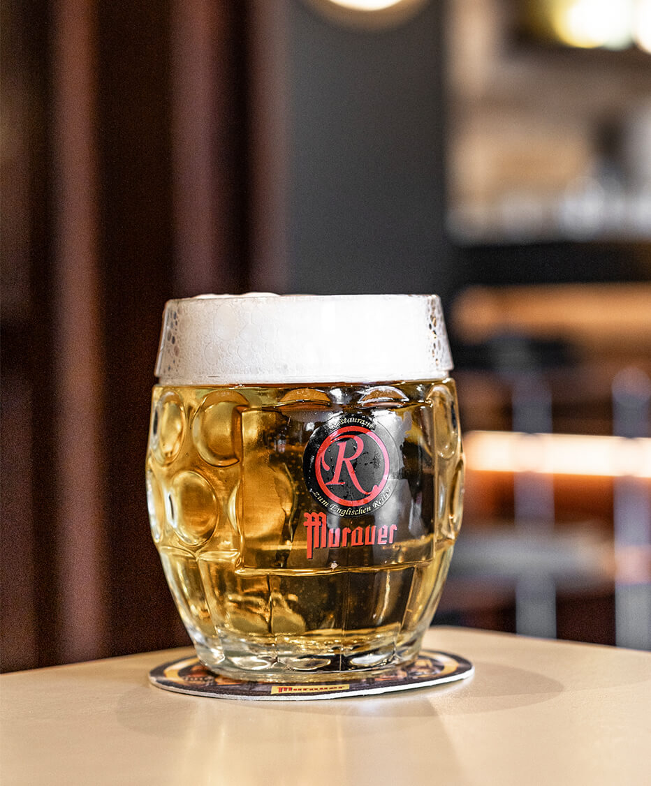 Eine halbe Bier auf dem Tisch im "Zum Englischen Reiter" in Wien